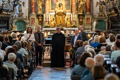 děkan Martin Lanži, starosta Broumova Arnold Vodochodský, bratr Vojtěch Malina - Benediktinské opatství, Jan Školník - zakladatel APRB, ředitelka festivalu Tereza Kramplová