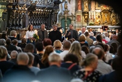 děkan Martin Lanži, starosta Broumova Arnold Vodochodský, bratr Vojtěch Malina - Benediktinské opatství, Jan Školník - zakladatel APRB, ředitelka festivalu Tereza Kramplová