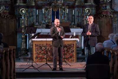 Manažer festivalu Tomáš Mrština, děkan broumovské farnosti Martin Lanži