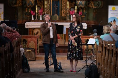 Starosta Vernéřovic Tomáš Havrlant a umělecká ředitelka Tereza Kramplová