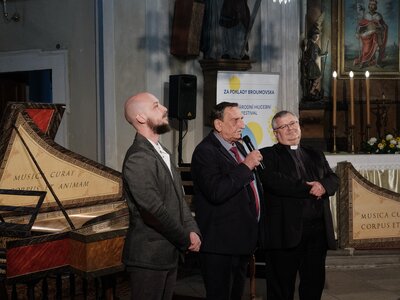 Manažer festivalu Tomáš Mrština, starosta obce Bezděkov Miroslav Maroul a děkan polické farnosti Lubomír Pilka