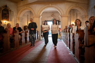 Za poklady Broumovska, umělecká ředitelka festivalu Tereza Kramplová, farář Martin Lanži, starostka Meziměstí Pavlína Jarešová 