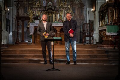 Výkonný ředitel festivalu Tomáš Mrština a děkan broumovské farnosti Martin Lanži