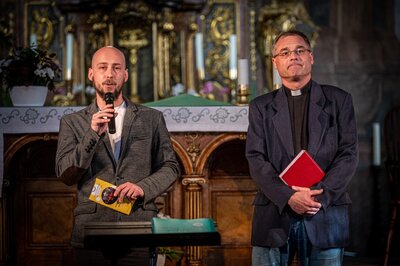 Výkonný ředitel festivalu Tomáš Mrština a děkan broumovské farnosti Martin Lanži