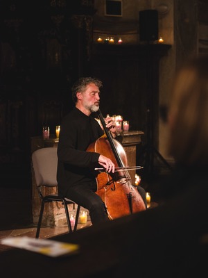 Violoncellista Jiří Bárta, rezidenční umělec festivalu. 
