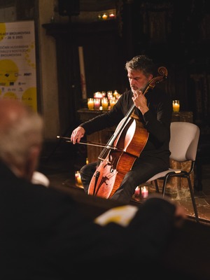 Violoncellista Jiří Bárta, rezidenční umělec festivalu. 