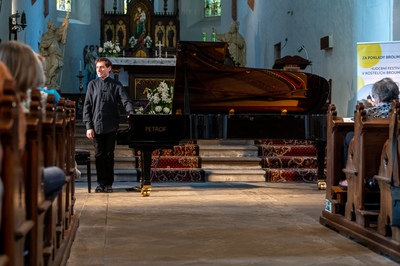 Boris Giltburg v polickém kostele Nanebevzetí Panny Marie. 