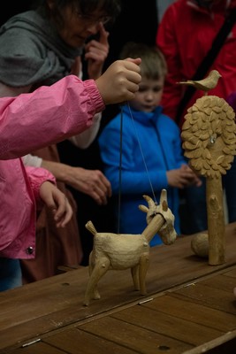 Představení Naivního divadla Liberec v klášterním Dřevníku.