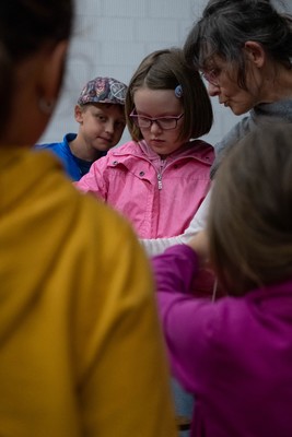 Představení Naivního divadla Liberec v klášterním Dřevníku.