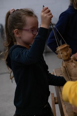 Představení Naivního divadla Liberec v klášterním Dřevníku.