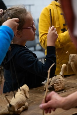 Představení Naivního divadla Liberec v klášterním Dřevníku.