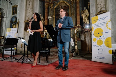 Děkan broumovské farnosti Martin Lanži a ředitelka festivalu Tereza Kramplová. 