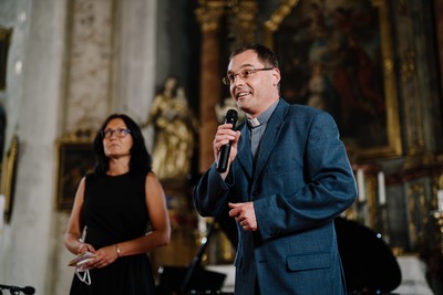 Děkan broumovské farnosti Martin Lanži a ředitelka festivalu Tereza Kramplová. 
