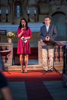 Ředitelka festivalu Tereza Kramplová a děkan broumovské farnosti Martin Lanži