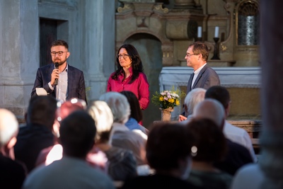 Zástupce Velvyslanectví Polské republiky Pawel Piotrowski, ředitelka festivalu Tereza Kramplová, děkan broumovské farnosti Martin Lanži