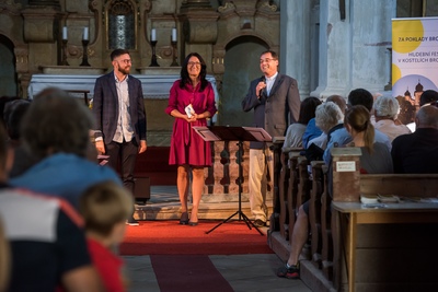 Zástupce Velvyslanectví Polské republiky Pawel Piotrowski, ředitelka festivalu Tereza Kramplová, děkan broumovské farnosti Martin Lanži