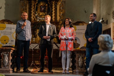 Starosta Teplic nad Metují Josef Bitnar, poslanec Pavel Bělobrádek, ředitelka festivalu Tereza Kramplová, děkan broumovské farnosti Martin Lanži
