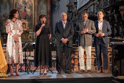 Ředitelka festivalu Tereza Kramplová, náměstkyně hejtmana Martina Berdychová, starosta města Broumov Jaroslav Bitnar, děkan broumovské farnosti Martin Lanži a zakladatel Agentury pro rozvoj Broumovska Jan Školník. 