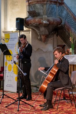 Houslista Kristian Mráček a violoncellista David Pěruška