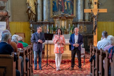 Děkan broumovské farnosti Martin Lanži, ředitelka festivalu Tereza Kramplová a starosta Martínkovic Jaromír Jirka.