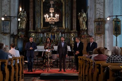 Zleva: Děkan Martin Lanži, ředitelka festivalu Tereza Kramplová, zástupce polské ambasády Paweł Piotrowski, zakladatel APRB Jan Školník a za DSO Broumovsko Karel Rejchrt