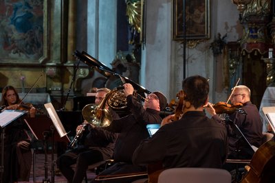 Orchestr Beliczay a hornistka Zuzana Rzounková