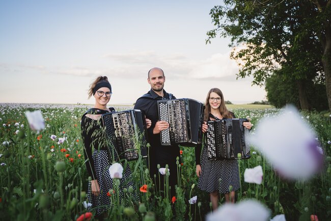 Netradiční spojení tří akordeonů přiveze na festival Za poklady Broumovska Check Accordion Trio