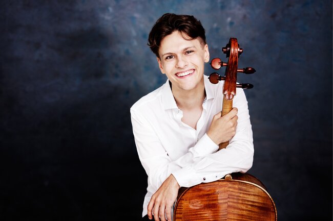 Rakouská hvězda nové generace míří na Broumovsko. Jeremias Fliedl uvede v českém debutu program pro sólové violoncello.