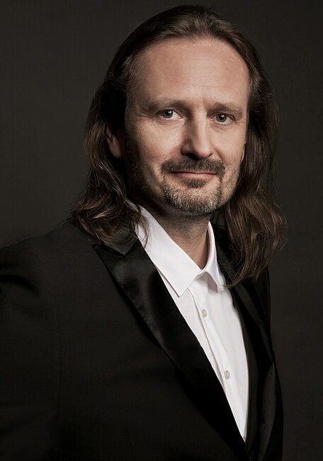 Skladatel a klavírista Kryštof Marek zhudební příběh broumovské skupiny kostelů pro další z premiér festivalu Za poklady Broumovska